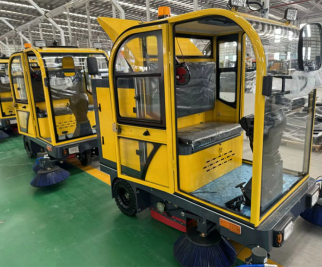 Клиенты из Африки посетили объект для демонстрации работы подметально-уборочной машины с сиденьем водителя