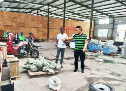 Клиенты из Кот-д'Ивуара посетили компанию Keruide, чтобы осмотреть подметальную машину, и на месте договорились о сотрудничестве.