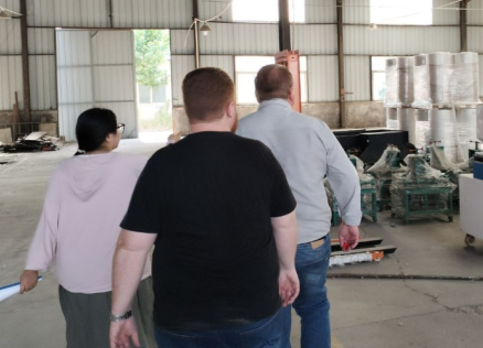 Бразильский клиент посетил завод тяжелого машиностроения Kereide и подписал договор купли-продажи гусеничного мини-погрузчика