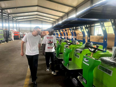 Долгосрочный перуанский партнер проводит осмотр и поставку изготовленных на заказ подметально-уборочных машин с сиденьем для оператора в компании Keruide