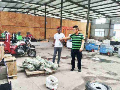 Клиенты из Кот-д'Ивуара посетили компанию Keruide, чтобы осмотреть подметальную машину, и на месте договорились о сотрудничестве.