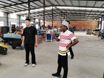 Клиент из Ганы посетил компанию Keruide для осмотра подметально-уборочных машин и получил намерение разместить заказ на месте