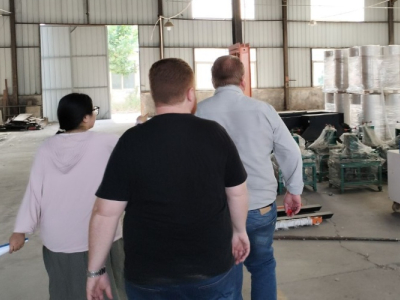 Бразильский клиент посетил завод тяжелого машиностроения Kereide и подписал договор купли-продажи гусеничного мини-погрузчика