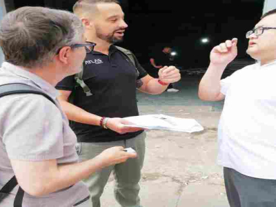 Клиент из Испании посетил завод Keruide и разместил на месте заказ на саморазгружающиеся подметально-уборочные машины